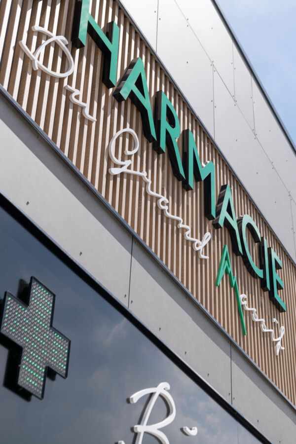 Pharmacie moderne façade