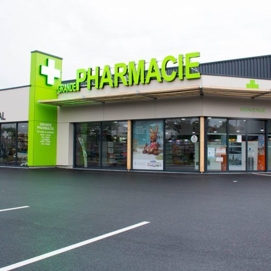 Pharmacie moderne façade